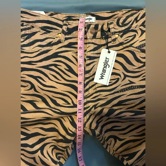 Wrangler Women's High Rise Wild West Purr Print Straight Jeans  size 30x28 - Picture 5 of 12